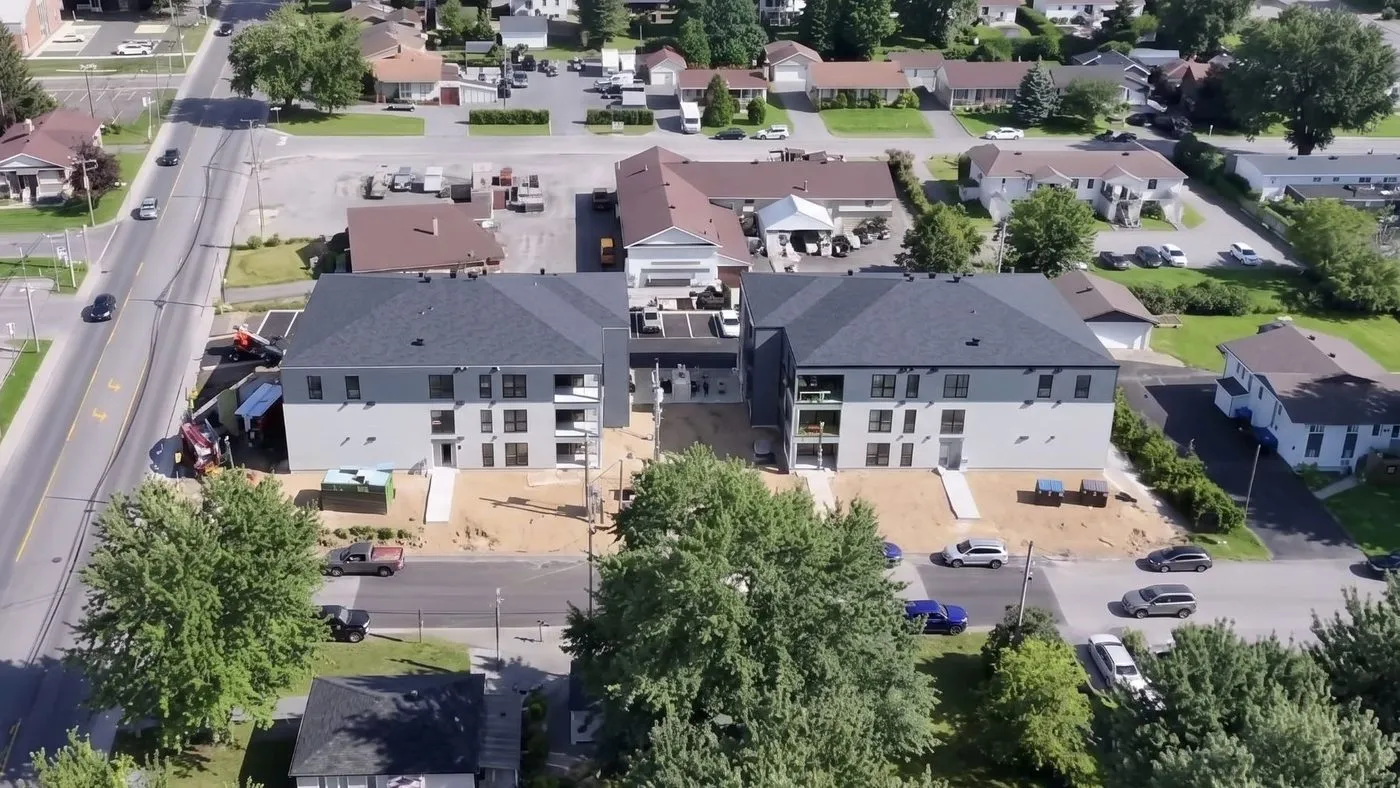 Vue du ciel des deux immeubles de 12 logements de la rue Desrochers, à Saint-Charles-Borromée