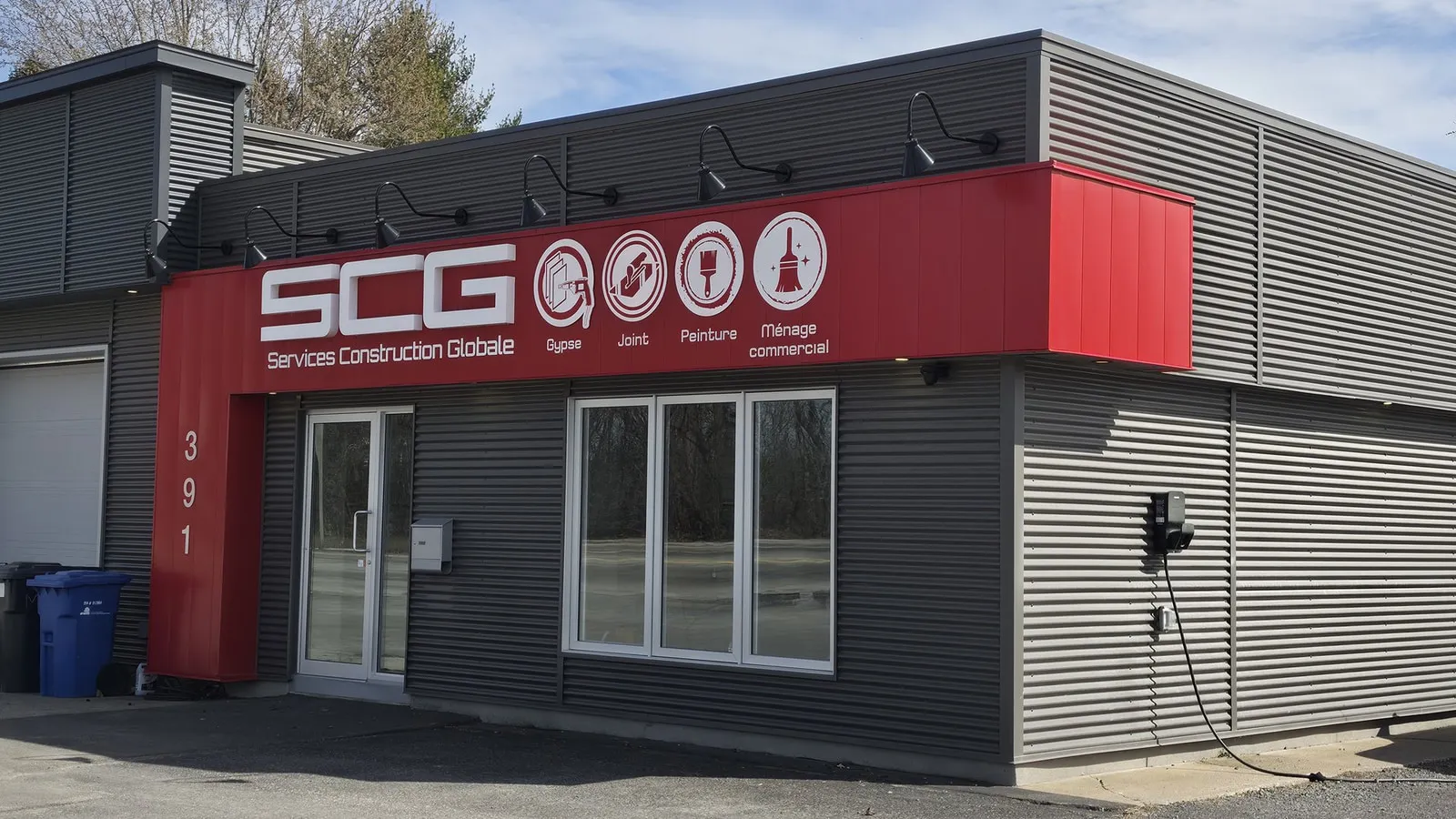 Entrée principale avec bandeau d’enseigne rouge au 391 rue de la Visitation