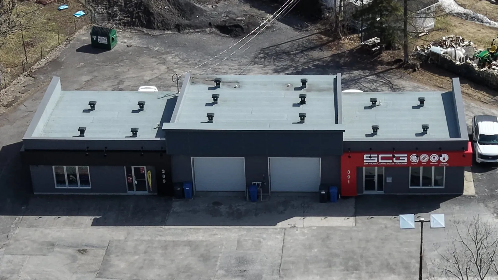 Vue aérienne du toit plat et de ses unités mécaniques, au-dessus des portes de garage