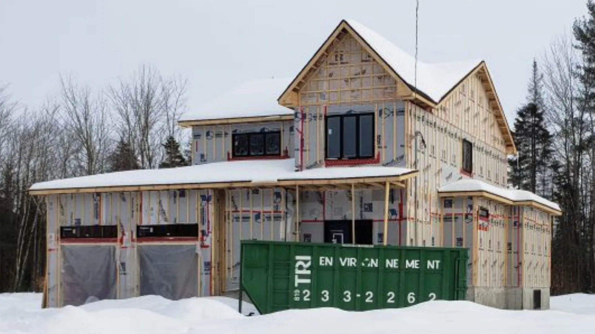 Maison sous la neige avec structure et fenêtres installées