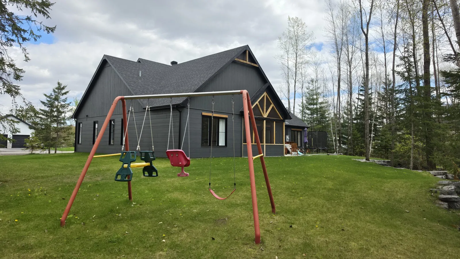 Façade latérale arrière avec balançoires pour enfants