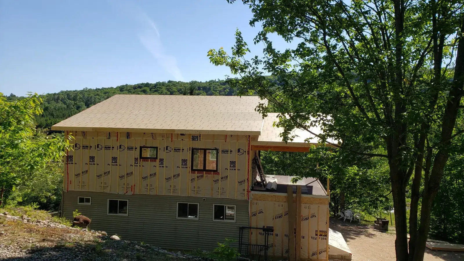 Étage ajouté sur une maison de plain-pied, ossature et membrane posées, pendant le chantier