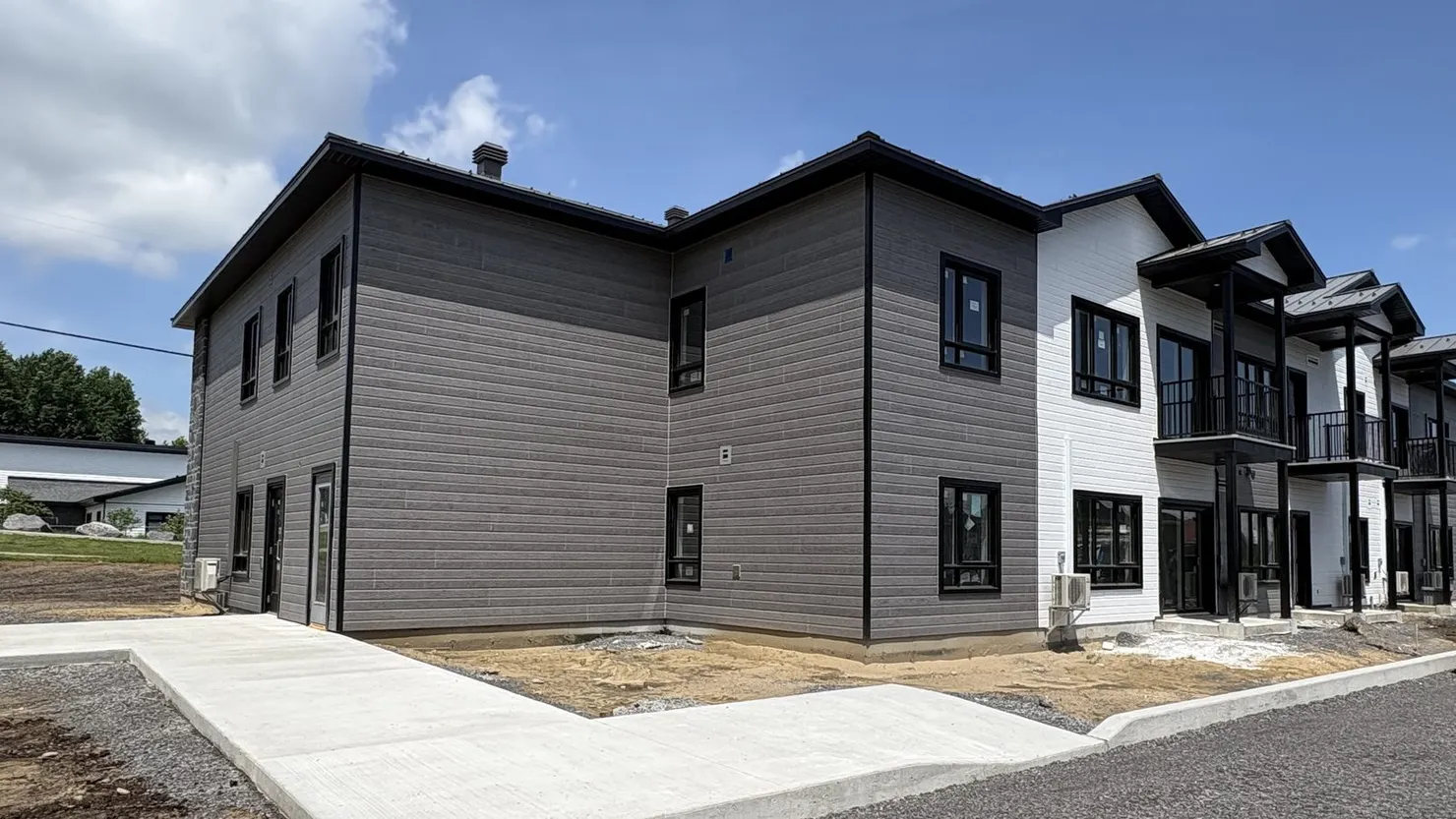 Immeuble de 12 logements terminé rue Michel, à Saint-Félix-de-Valois, vu de trois quarts avec ses balcons