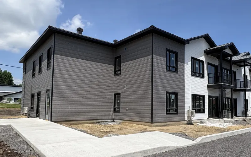 Immeuble de 12 logements terminé rue Michel, à Saint-Félix-de-Valois, vu de trois quarts avec ses balcons