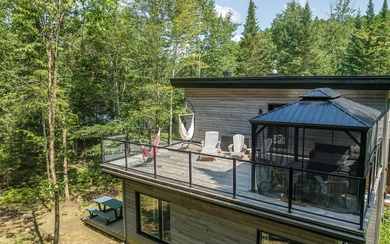 Chalet en bois intégré à un site forestier dans Lanaudière