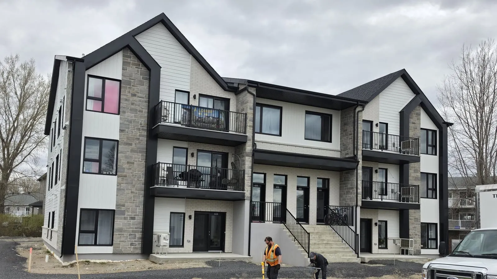 Chantier de construction multi-logements en cours