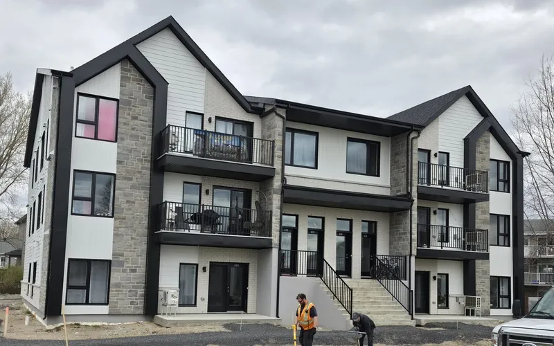 Chantier de construction multi-logements en cours