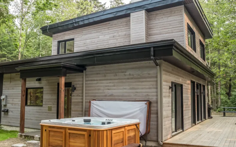 Chalet LEED de Saint-Côme livré : façade en bois et spa nordique, après le chantier décrit dans cet article