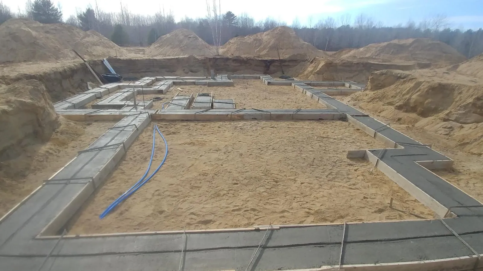 Calendrier de construction de maison sur tableau de chantier