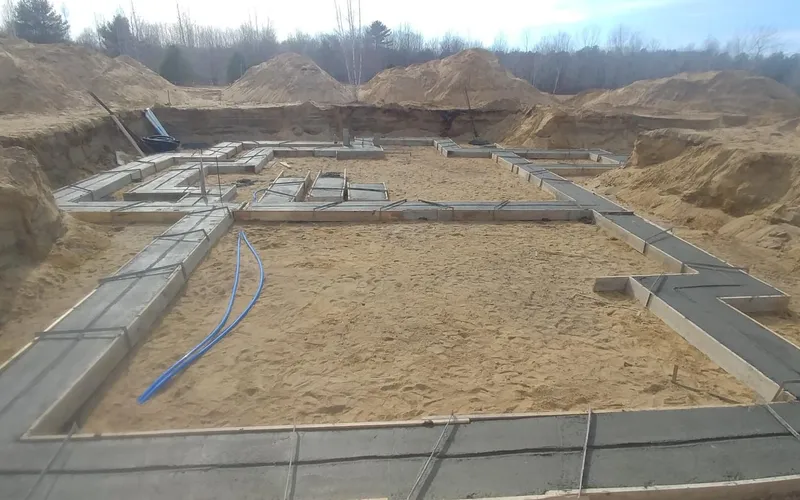 Calendrier de construction de maison sur tableau de chantier