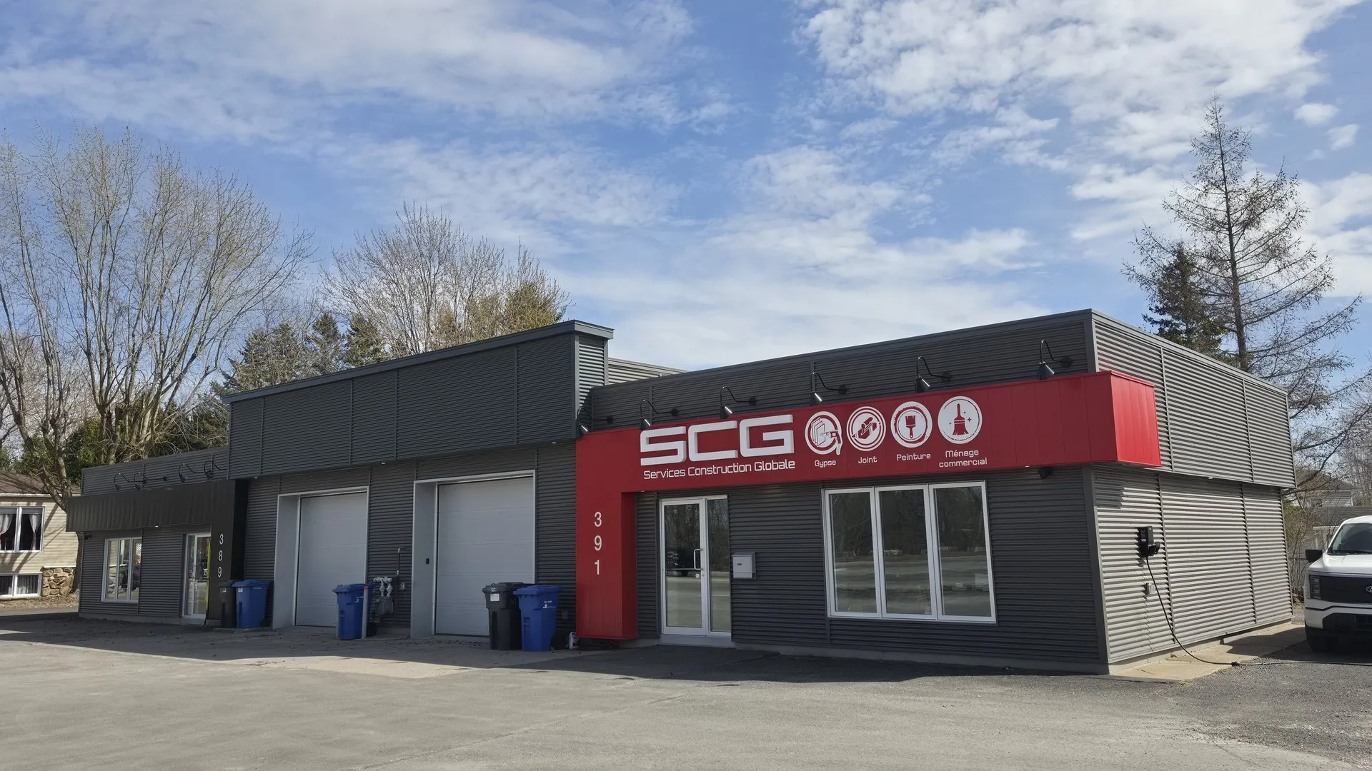 Siège social SCG avec enseigne rouge sur la rue de la Visitation