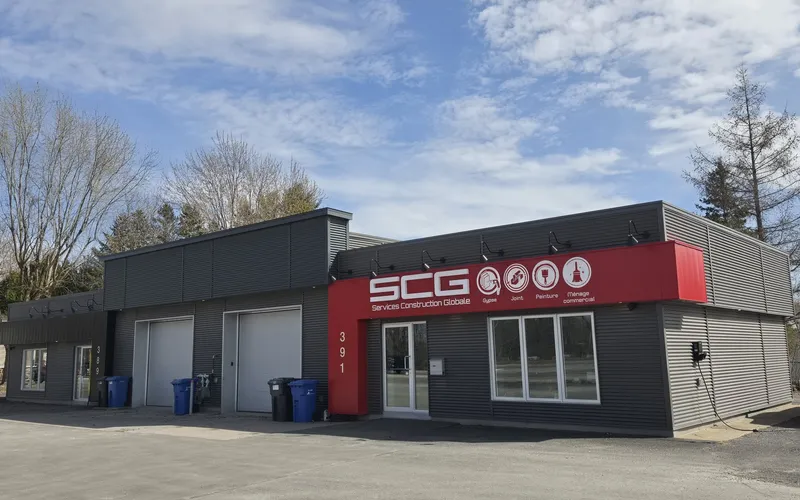 Siège social SCG avec enseigne rouge sur la rue de la Visitation