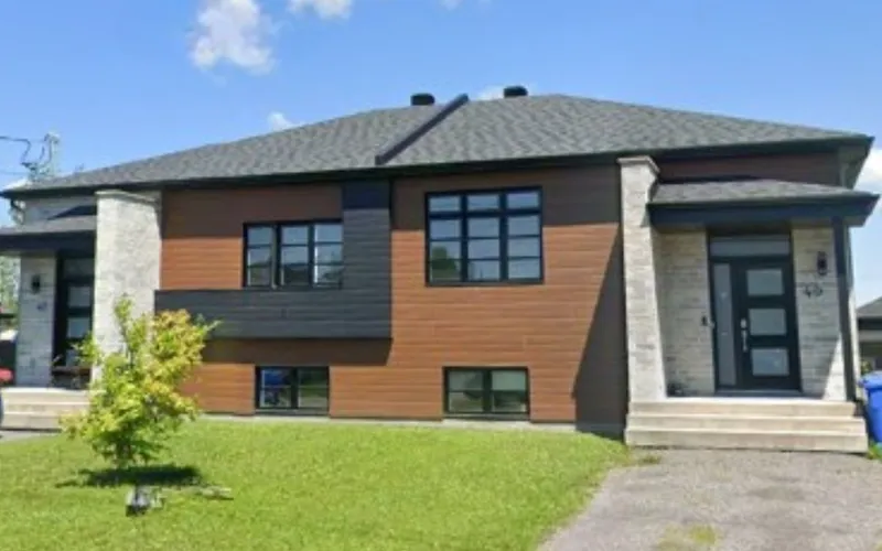 Duplex côte à côte avec toit pentu noir sur la rue Guilbault, à Notre-Dame-de-Lourdes