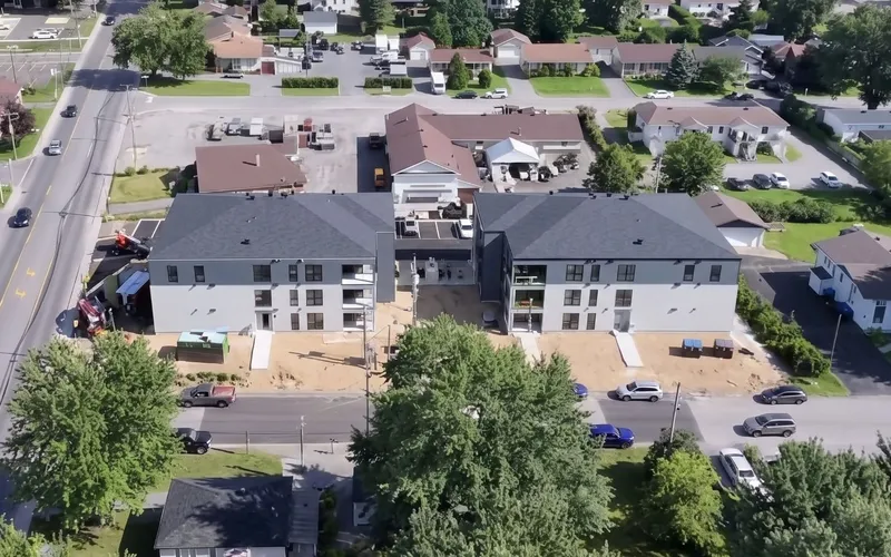 Les deux immeubles de 12 logements de la rue Desrochers vus du ciel, à Saint-Charles-Borromée