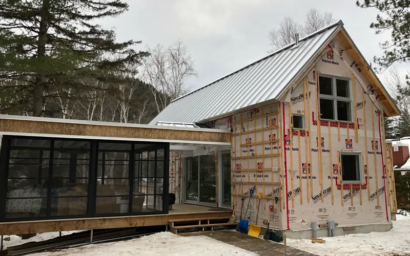 Chalet contemporain en phase d'enveloppe avec solarium 3 saisons à Sainte-Émélie-de-l'Énergie