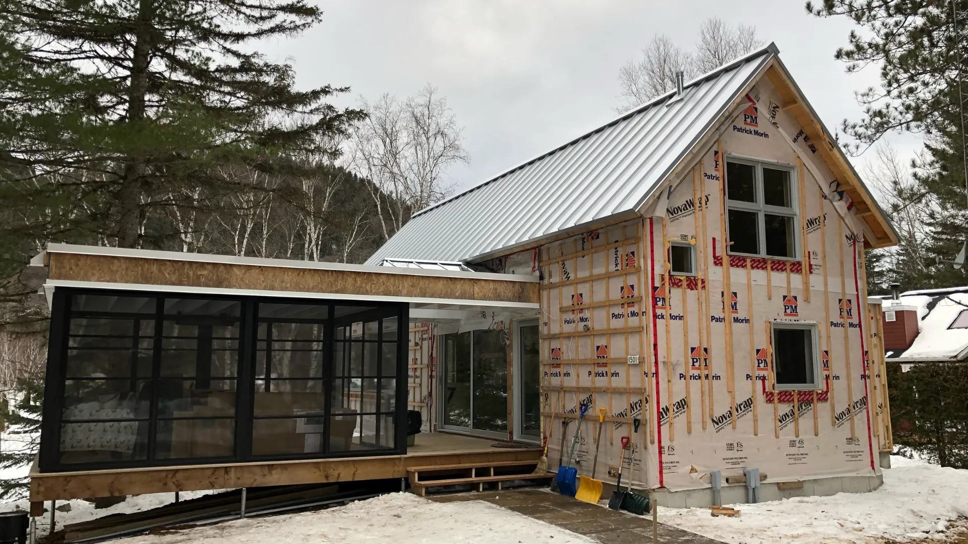 Chalet contemporain en phase d'enveloppe avec solarium 3 saisons à Sainte-Émilie-de-l'Énergie