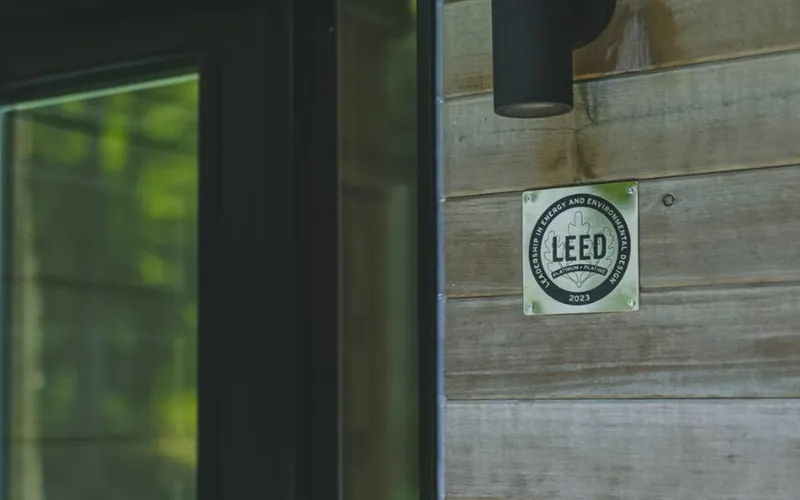 Chalet LEED Platine à Saint-Côme : façade en bardage de bois et terrasse couverte