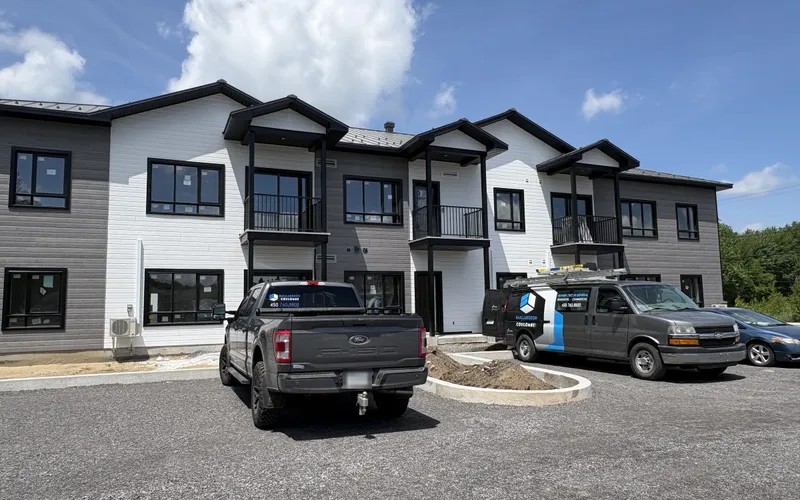 Façade du premier immeuble des Maisons Féliciennes, parement gris et blanc à pignons multiples