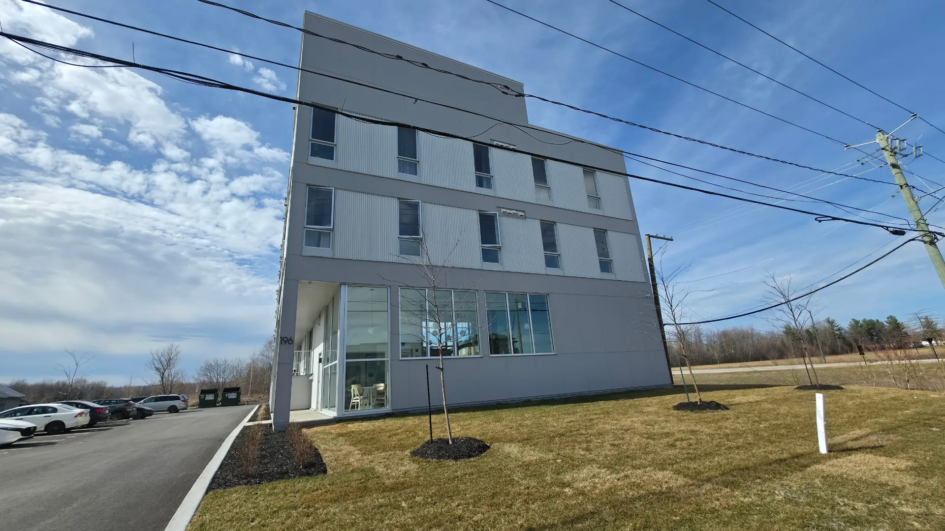 Immeuble blanc contemporain de 20 logements à Saint-Charles-Borromée