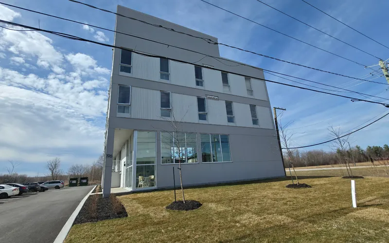 Immeuble blanc contemporain de 20 logements bâti sur la rue Petite-Noraie, à Saint-Charles-Borromée