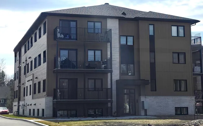 Vue aérienne de l'immeuble de 19 logements à Saint-Charles-Borromée