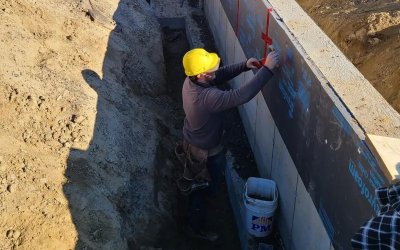 Tablette numérique avec photos de chantier et journal quotidien