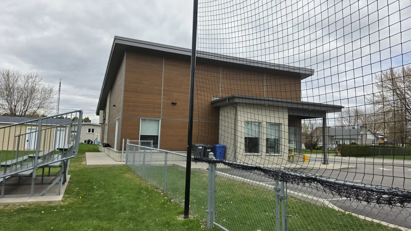 Le centre communautaire terminé, parement de bois et toiture à faible pente