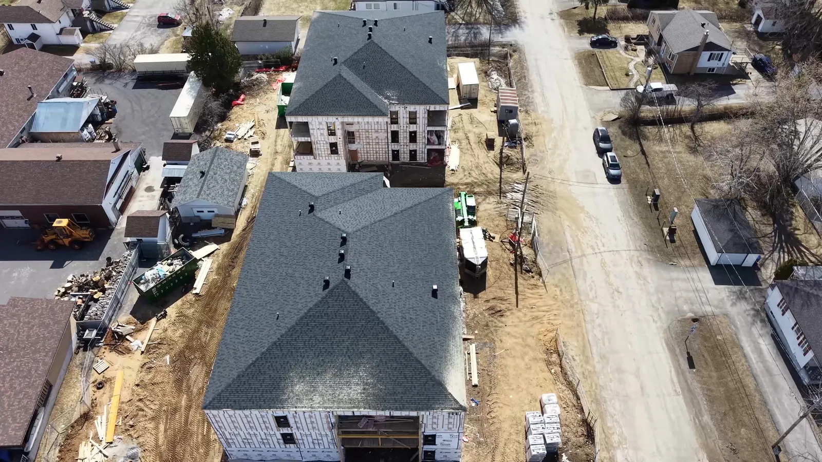 Vue aérienne du chantier des deux immeubles jumeaux à Saint-Charles-Borromée