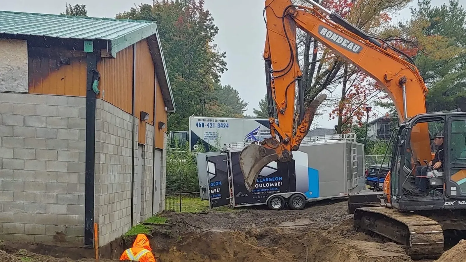 Excavation à la pelle mécanique le long du mur existant pour la nouvelle fondation