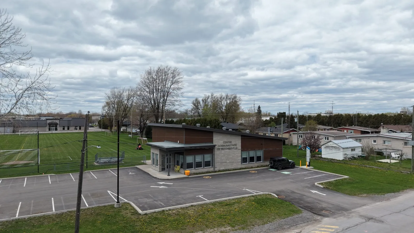 Vue en hauteur du bâtiment livré et de son stationnement
