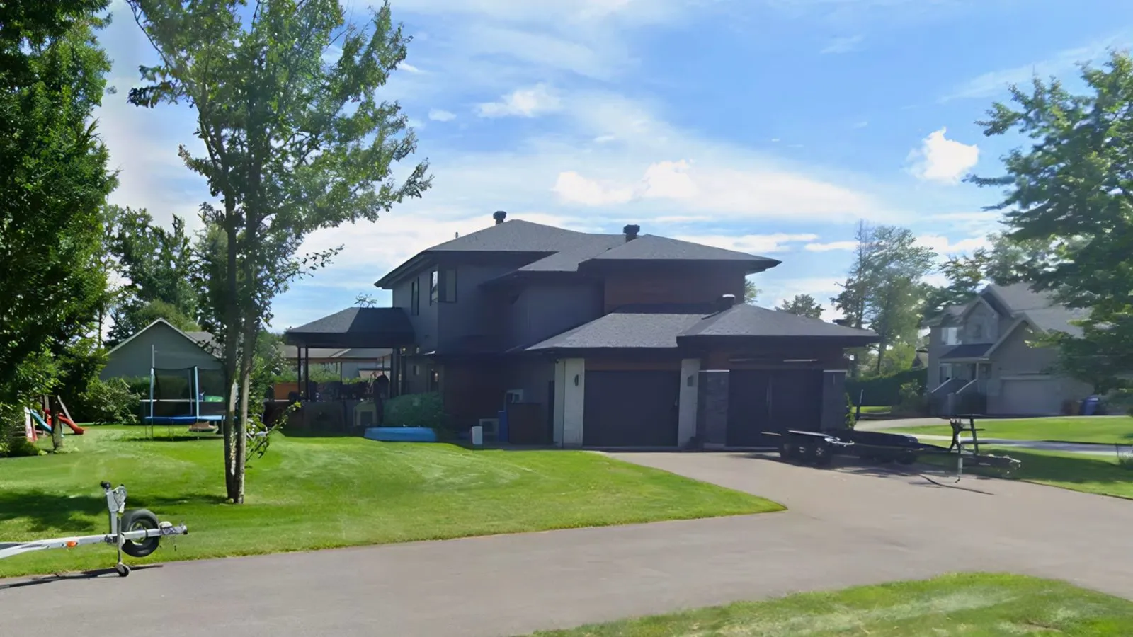 La résidence vue depuis l’allée, garage intégré au volume principal