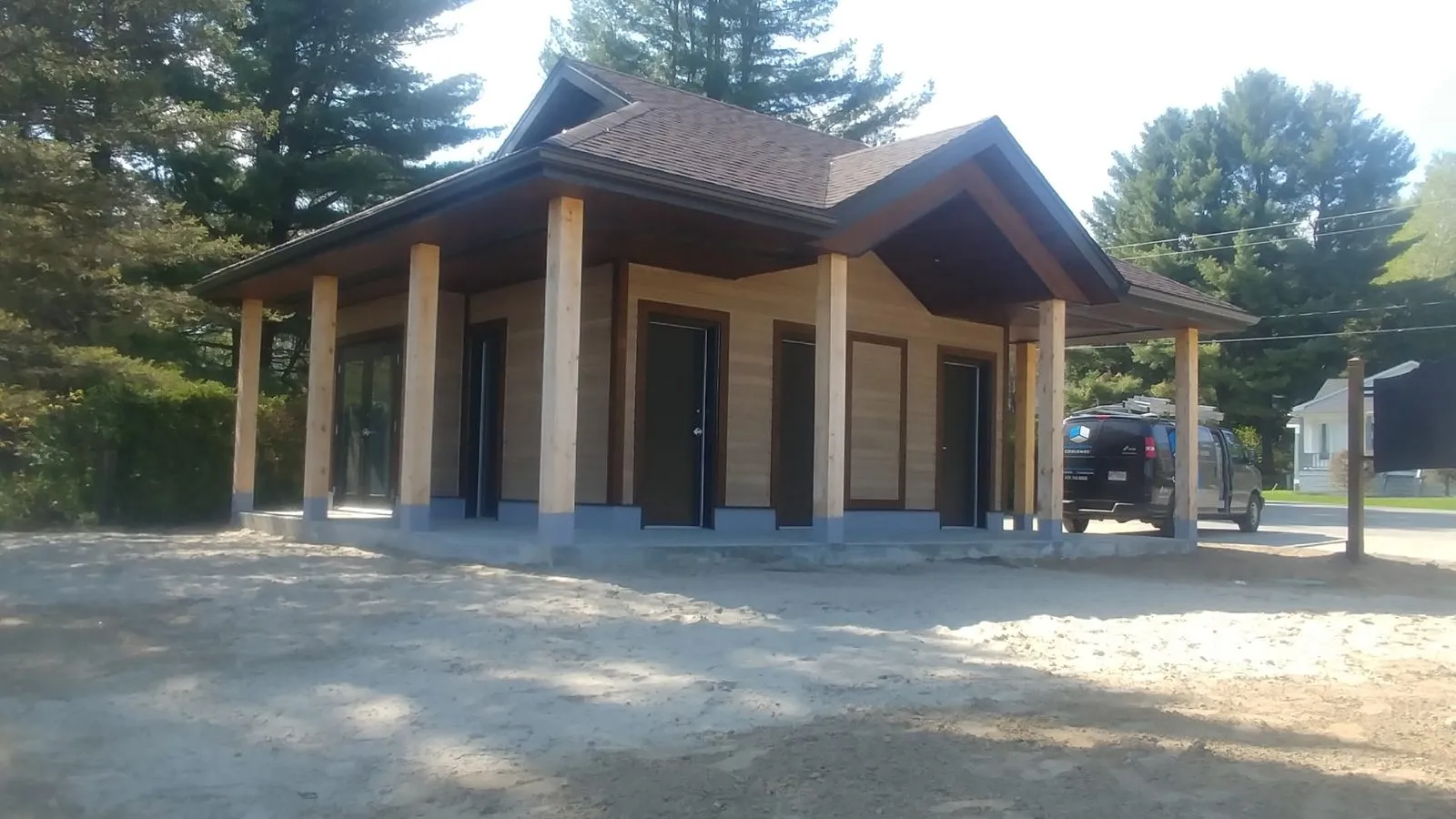 Le pavillon vu depuis l’aire de gravier, galerie sur colonnes de bois et accès distincts