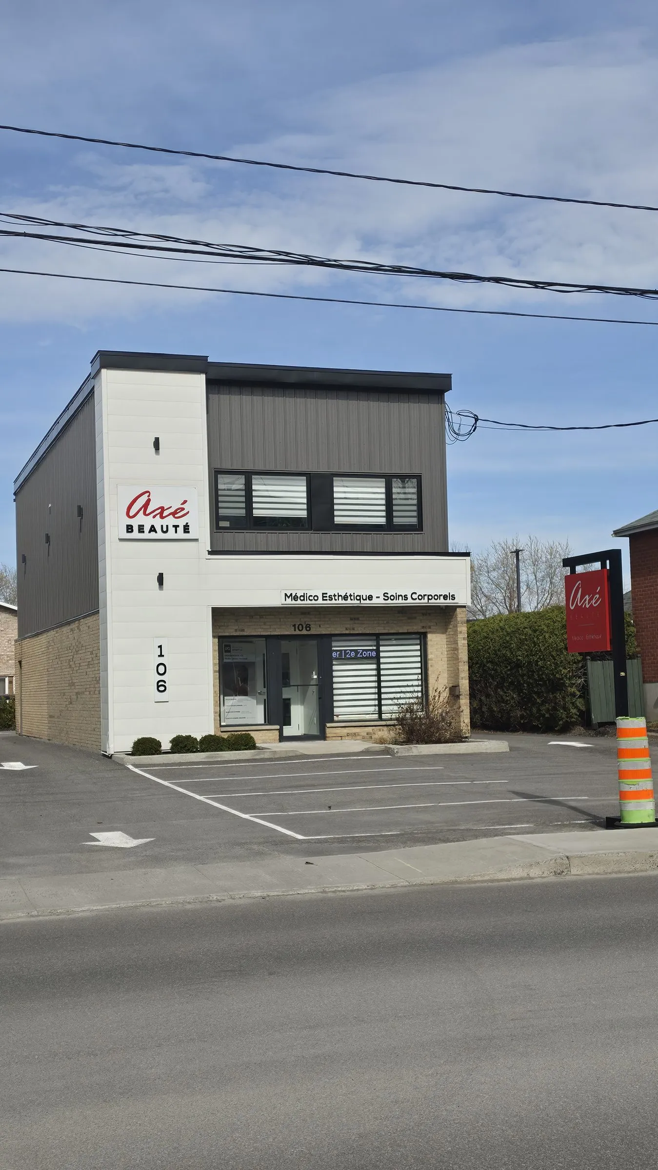 Le centre d’esthétique terminé : deux niveaux, façade claire et enseigne sur l’angle