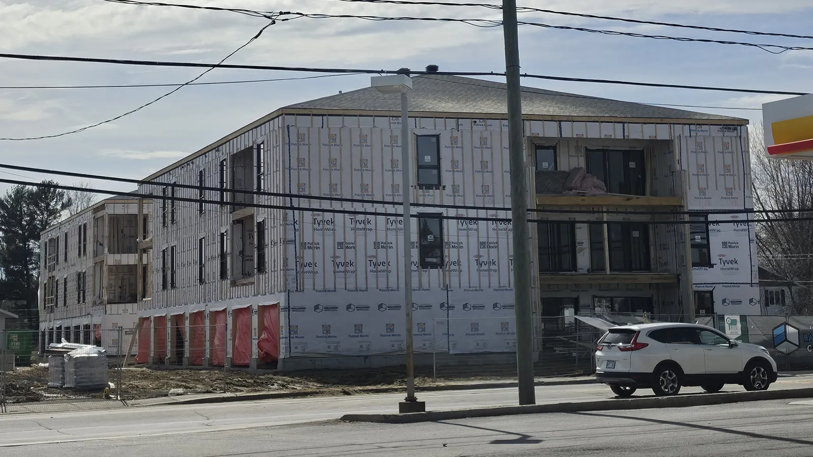 Le premier immeuble sous membrane pare-air, vu depuis la rue Desrochers