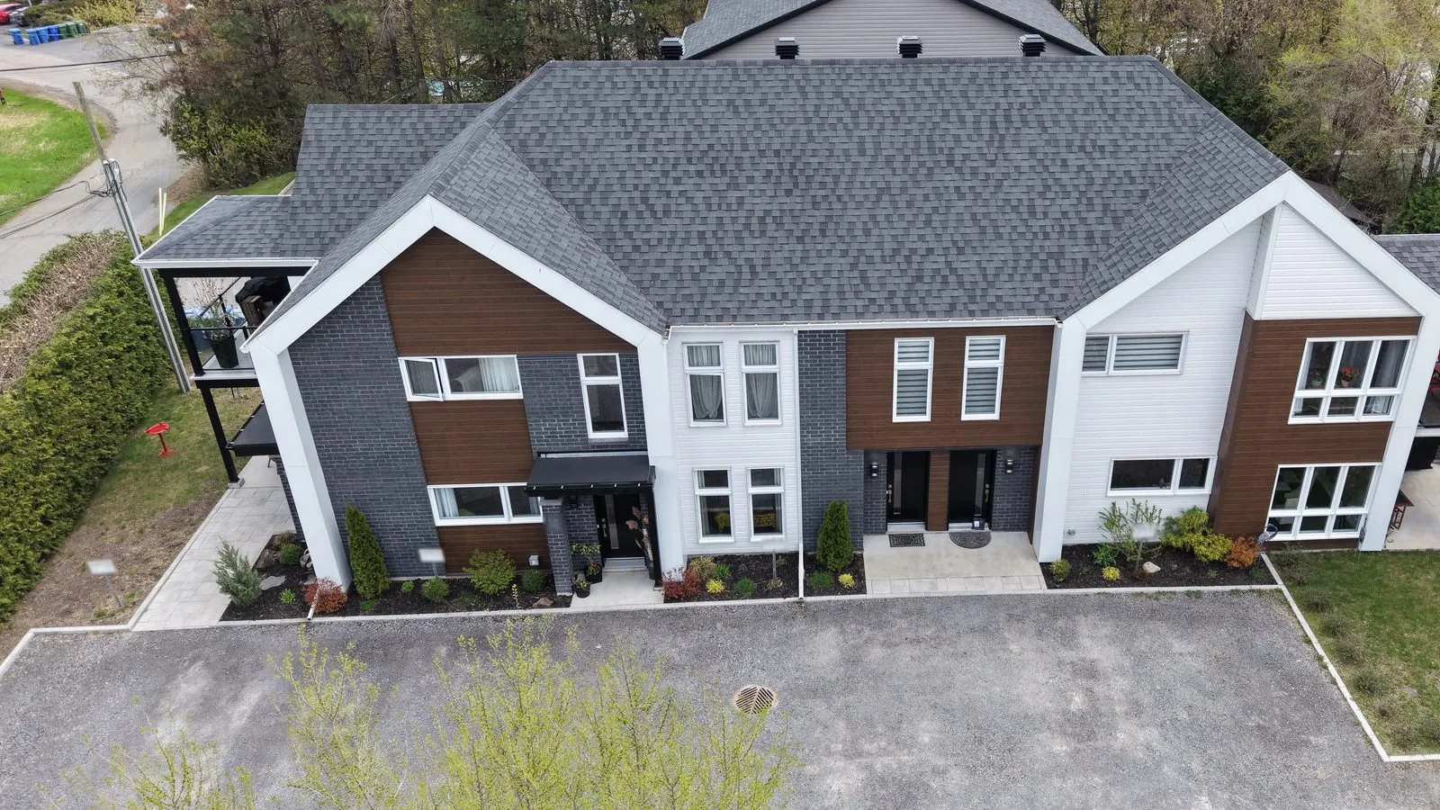 Quadruplex neuf à Lavaltrie vu du ciel, avec ses quatre entrées et ses plates-bandes terminées