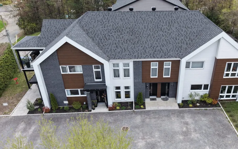 Quadruplex neuf à Lavaltrie vu du ciel, avec ses quatre entrées et ses plates-bandes terminées