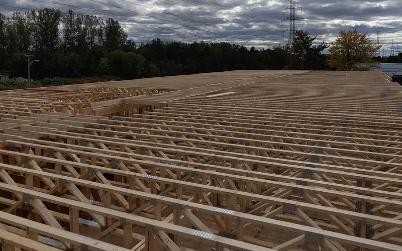 Équipe de sous-traitants sur un chantier de construction