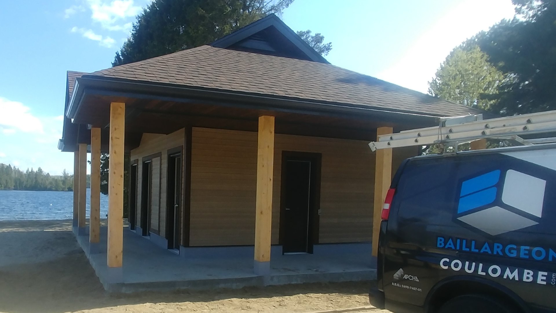 Chalet locatif moderne en bord de lac