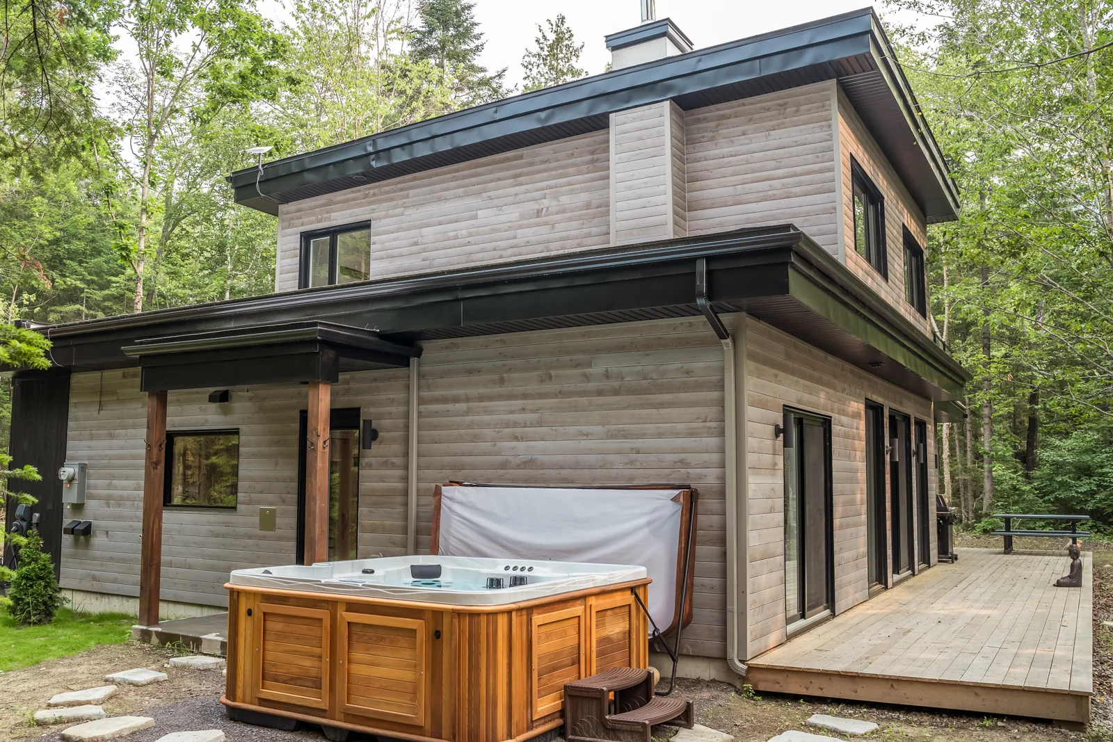 Façade arrière du chalet avec spa nordique intégré