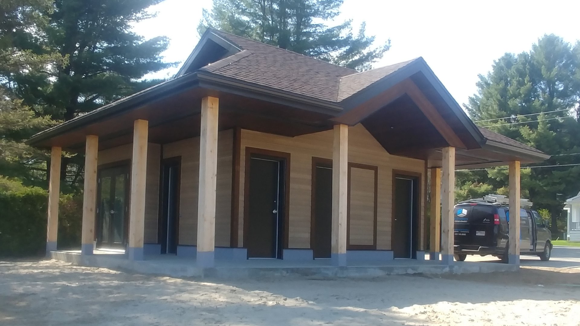 Chantier de chalet en milieu forestier au démarrage