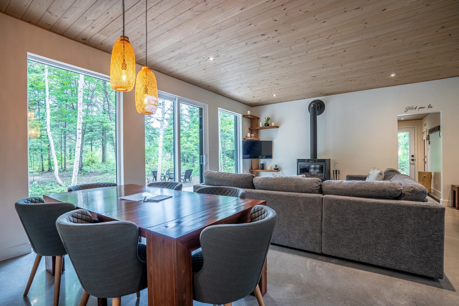 Salon avec vue panoramique sur la forêt