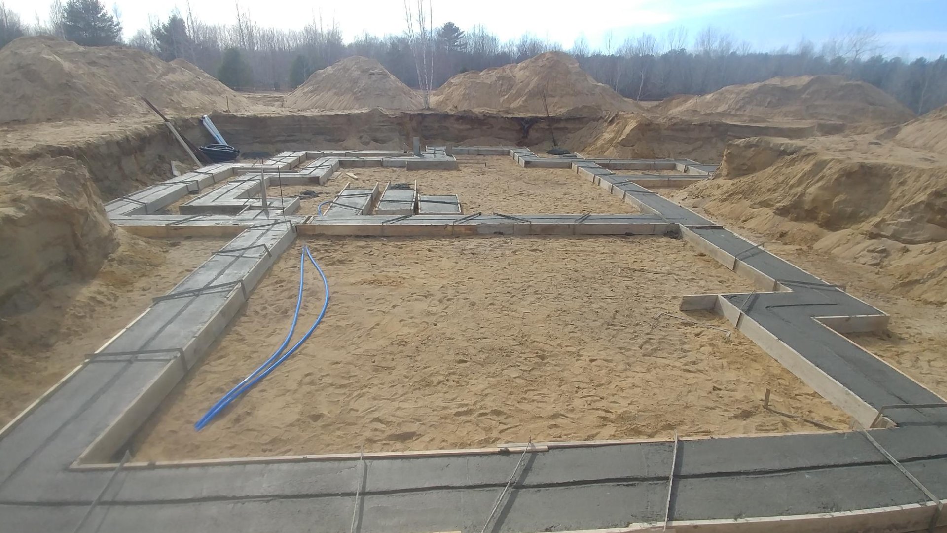 Calendrier de construction de maison sur tableau de chantier