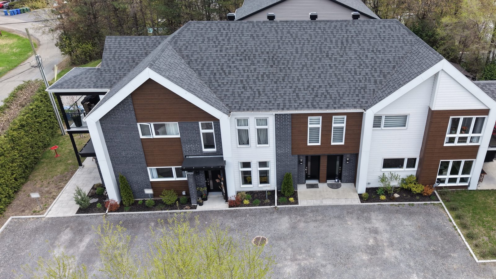 Quadruplex neuf à Lavaltrie vu du ciel, avec ses quatre entrées et ses plates-bandes terminées